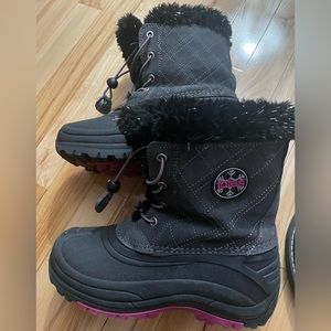 Big Girls Waterproof Harper Mid winter boots from totes - Size 4 - EUC